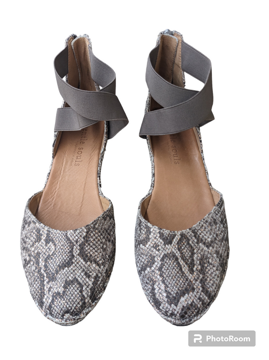 Shoes Flats By Gentle Souls  Size: 9.5