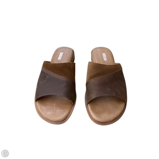 Sandals Flats By Clothes Mentor In Brown, Size: 7.5