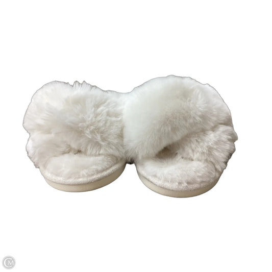Slippers By Clothes Mentor In Cream, Size: 7